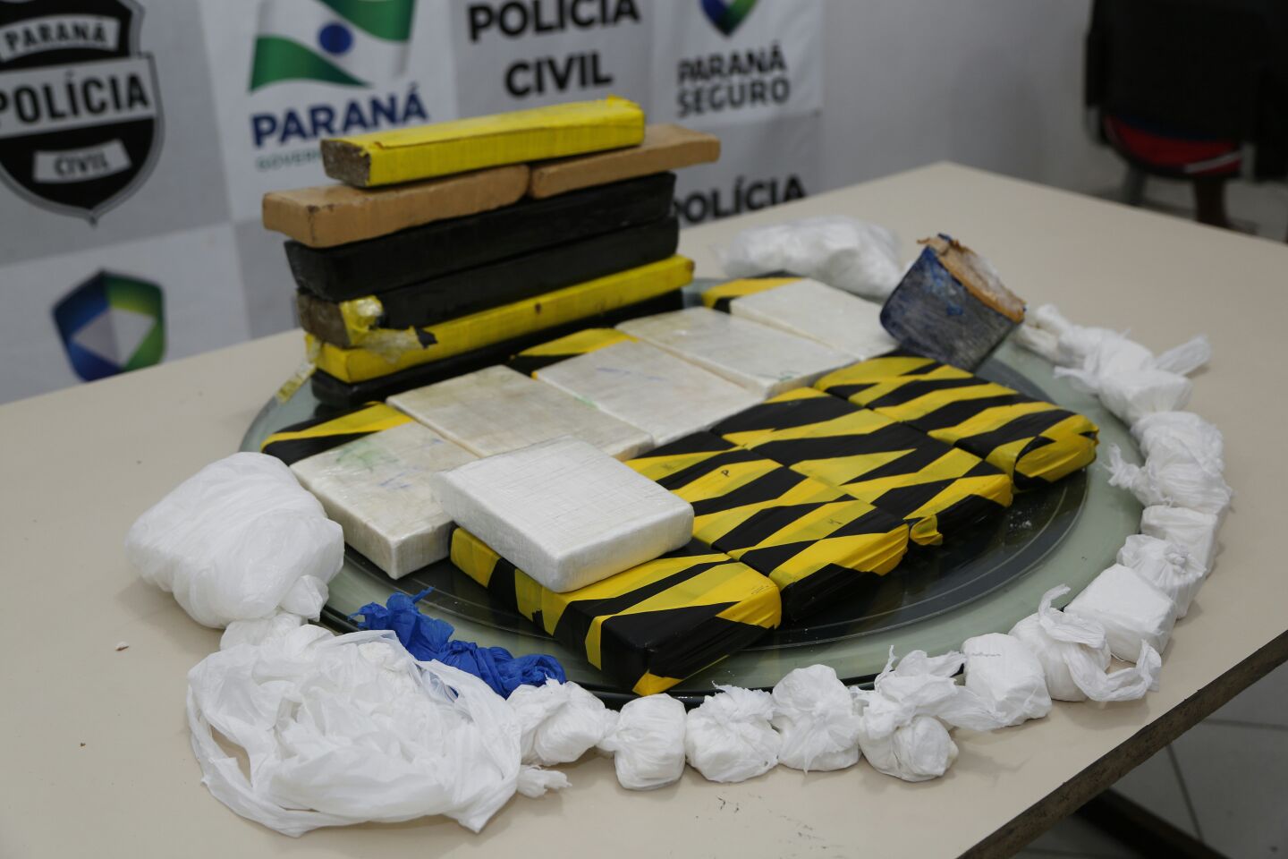 Droga foi apreendida com os suspeitos | Átila Alberti/Tribuna do Paraná