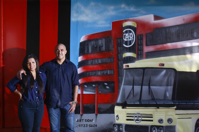 Nem e a esposa Eliana em frente à pintura da velha Arena da Baixada no bar. | Daniel Castellano/Gazeta do Povo