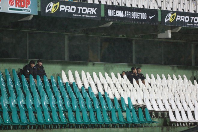 Policiais assistem à partida entre Coritiba x Santos com o Couto Pereira sem torcida. | Ivonaldo Alexandre/Gazeta do Povo