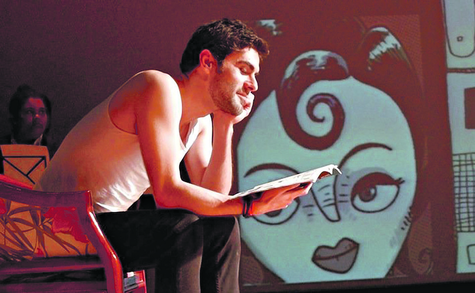 Ed Canedo em leitura da obra “Aos Cuidados de Rafaela”, na edição de setembro do Cena HQ: apresentações utilizam vários recursos do teatro. | Natália Brückner/Divulgação