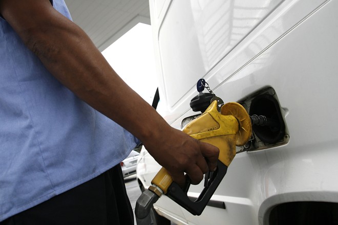 Os combustíveis tiveram uma elevação de 14,86%. A gasolina subiu 14,92%, refletindo os custos mais altos da Petrobras por causa da disparada do dólar. O etanol acompanhou, com reajuste de 15,35%. | Marco Andre Lima/Gazeta do Povo