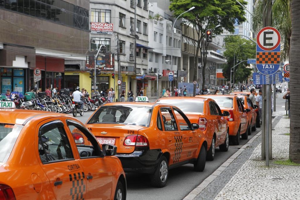 Fila de táxis na Praça Carlos Gomes, no Centro de Curitiba | Antônio More/Gazeta do Povo/Arquivo