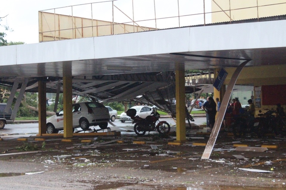Estragos em Marechal Cândido do Rondon. Força do vendo levantou coberturas e derrubou árvores. | Gilmar Angelo/Portal Rondon
