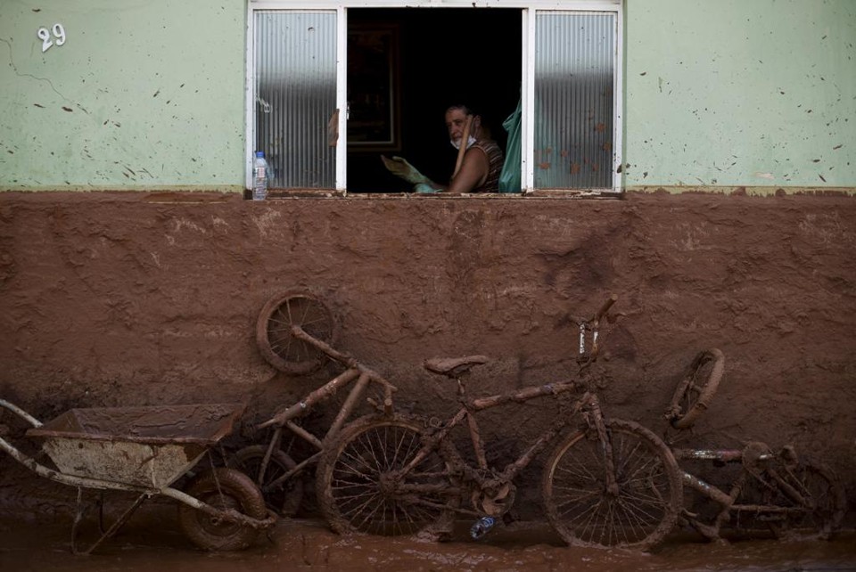 Rompimento da Barragem em Mariana (MG) causou um “tsunami de lama” que destruiu casas e deixou ao menos um morto | Ricardo Moraes/Reuters