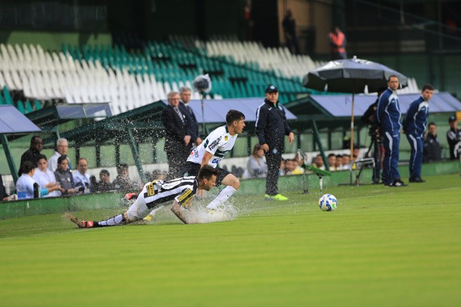 Cáceres na marcação do Santos. | Ivonaldo Alexandre/Gazeta do Povo