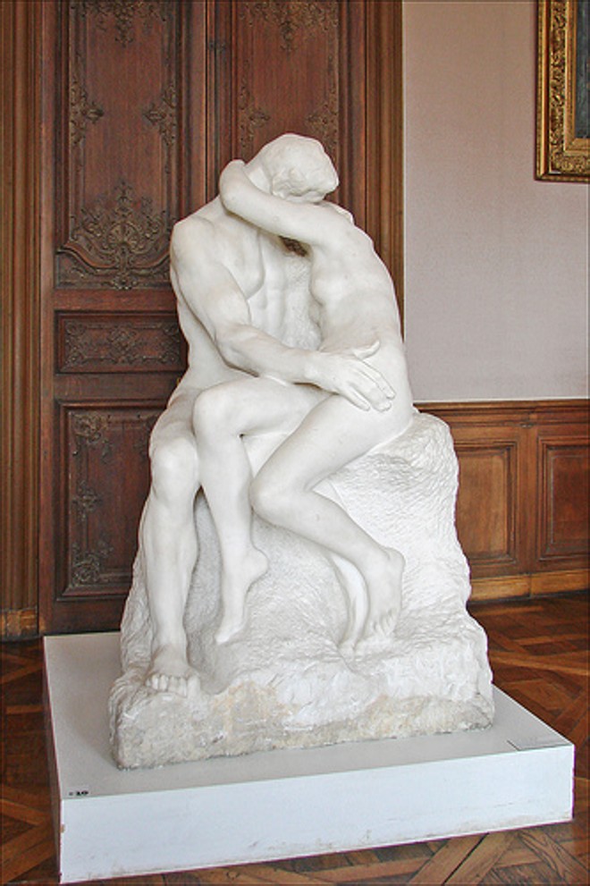 “O Beijo”, uma das obras mais conhecidas de Rodin. | Jean-Pierre Dalbéra/Wikimedia Commons