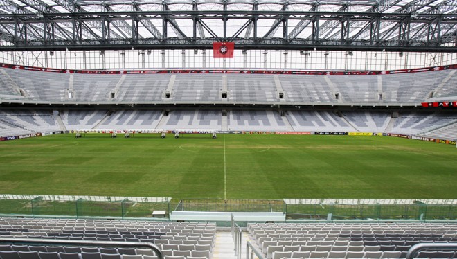 Gramado da Arena será trocado por piso sintético em 2016. | Daniel Castellano/Gazeta do Povo