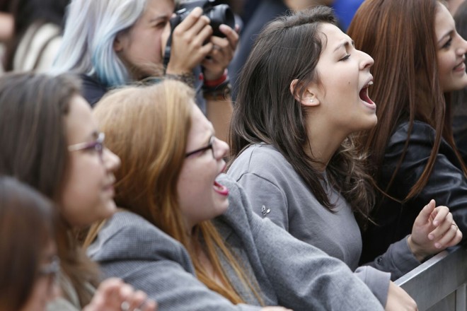 Público canta no show da Leash. | Henry Milléo/Gazeta do Povo