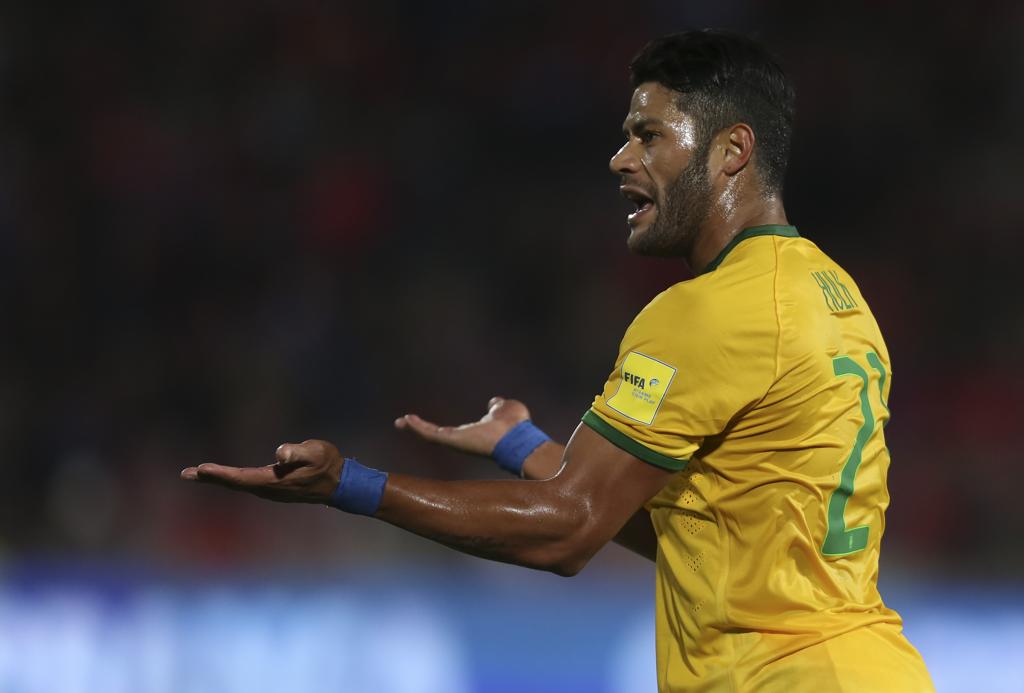 Hulk no jogo do Brasil contra o Chile: derrota e queda no ranking da Fifa. | Leo Correa /Mowa Press