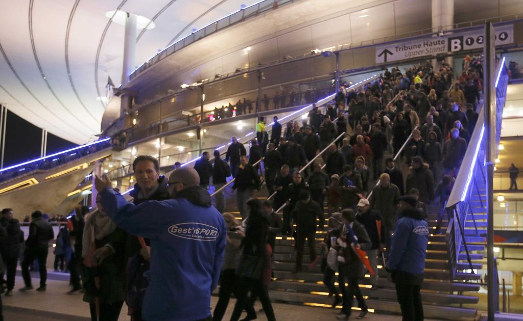 Torcedores saindo do Stade de France após as explosões das bombas. | Gonzalo Fuentes/Reuters