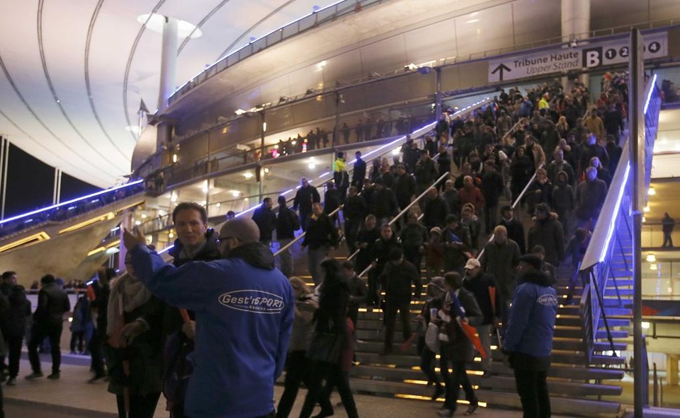 Torcedores saindo do Stade de France após as explosões das bombas. | Gonzalo Fuentes/Reuters