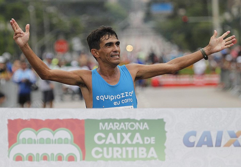 O pernambucano Marcos Antônio Pereira conquistou o seu bicampeonato entre os homens e acabou com a hegemonia dos africanos | Jonathan Campos/Gazeta do Povo