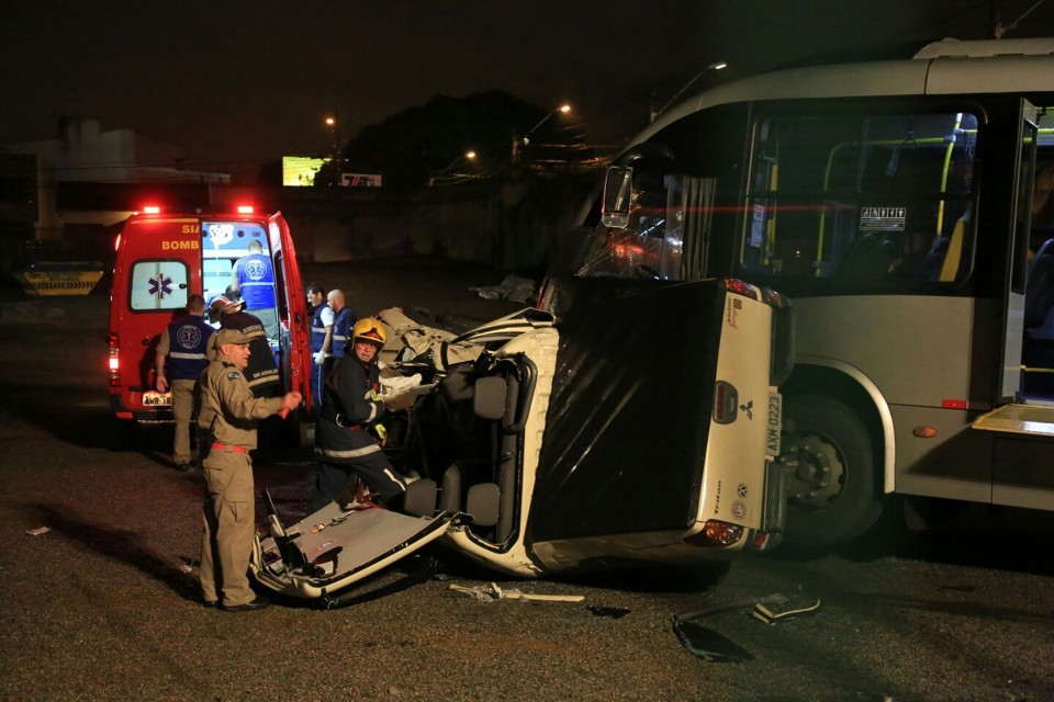 Ônibus e carro entraram no estacionamento de uma casa noturna | Pedro Serápio/Gazeta do Povo