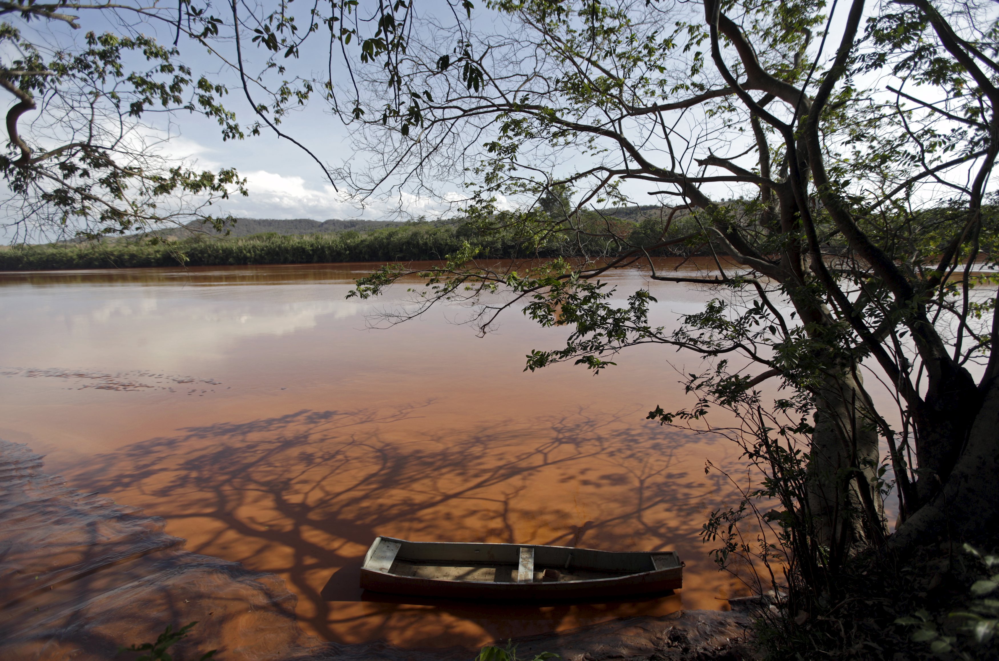 Lama de dejetos de mineração matou a vida aquática do Rio Doce. | Ricardo Moraes/Reuters