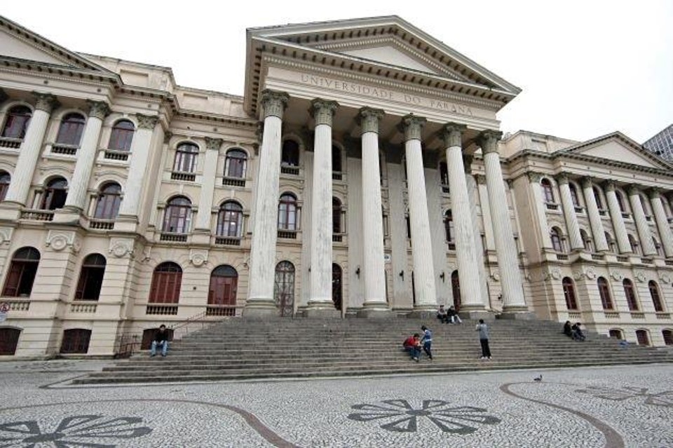 Farsantes decoram a forma de falar, gravam a “musiquinha” do banco e simula os setores responsáveis. Parece uma ligação real. | Hugo Harada/Gazeta do Povo/Arquivo