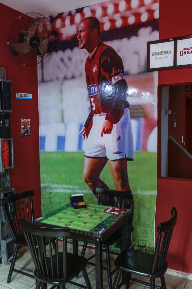 Painel com foto de Nem na conquista do Brasileiro de 2001: capitão tem sua própria mesa no bar. | Daniel Castellano/Gazeta do Povo