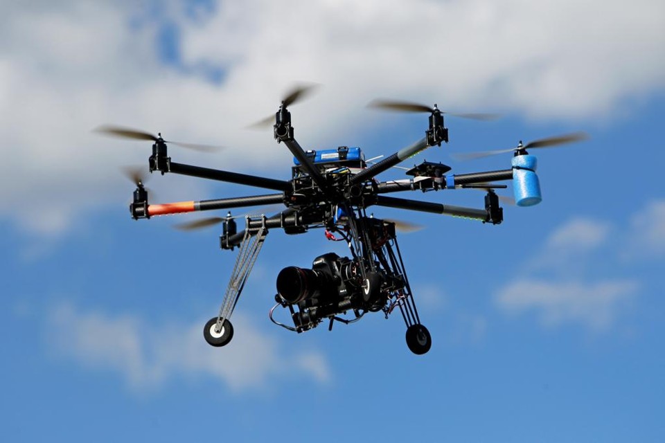 “Drone” é utilizado para fotografar a prova da Stock Car, realizada no Autódromo Internacional de Curitiba , em 2013 | Antônio More/Gazeta do Povo/Arquivo