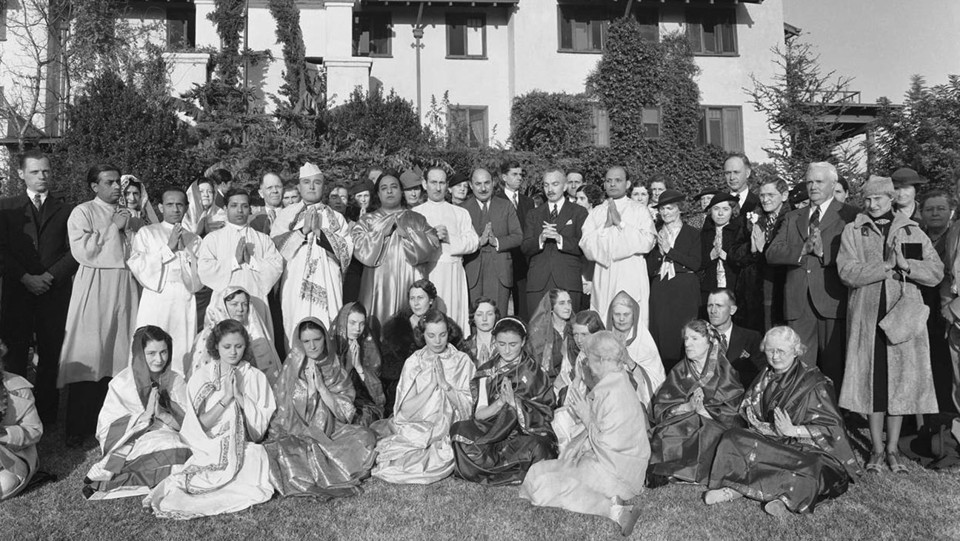 O indiano Yogananda (ao centro) difundiu a ioga nos EUA na primeira metade do século 20. | /Divulgação