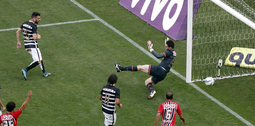 Bruno Henrique marca um dos seis gols do Corinthians na gelada contra o São Paulo | PAULO WHITAKER/REUTERS
