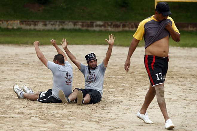 Campeonato Mundial de Bets realizado na Praça Menonitas no Boqueirão - na foto jogo da final masculina entre Arranca Lasca e Metalflex. - na foto os campeões Maicon Rodrigues e Aurio Fhymbeem | Albari Rosa/Gazeta do Povo
