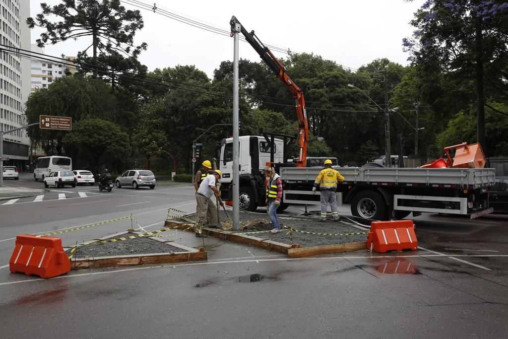 Semáforo para pedestre e refúgio para travessia em dois tempos estão sendo instalados em frente ao Círculo Militar. | Henry Milleo/Gazeta do Povo