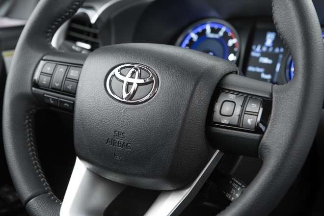 O novo volante destaca-se devido à sua espessura, garantindo ao motorista a empunhadura correta para segurá-lo | Malagrine/Toyota