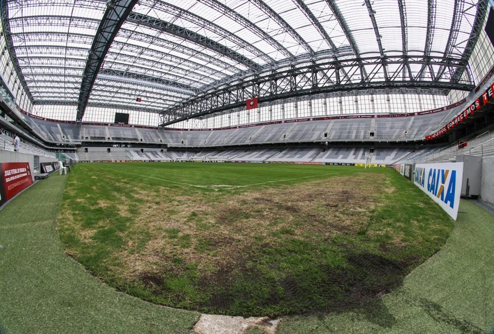 Grama natural da Arena está castigada. | Daniel Castellano/Gazeta do Povo