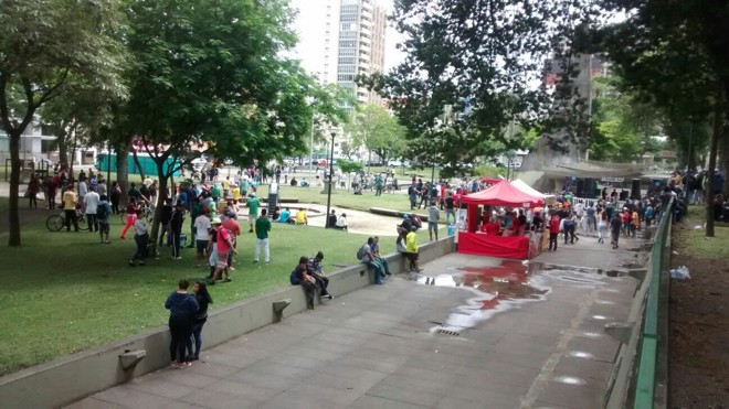 Público na Praça 29 de Março. | Victor Turezo