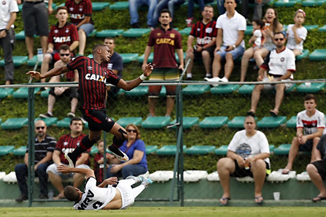 Dominic saltando num dos lances em que o arbitro advertiu o zagueiro mineiro | Albari Rosa/Gazeta do Povo