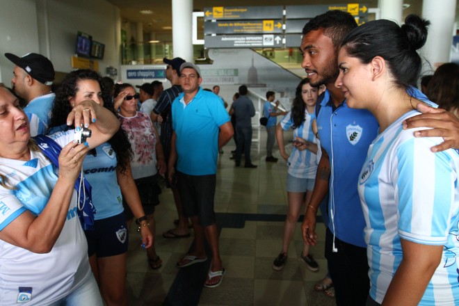 Zagueiro Silvio tira foto com torcedora na chegada do Londrina ao aeroporto. | Roberto Custodio/Jornal de Londrina