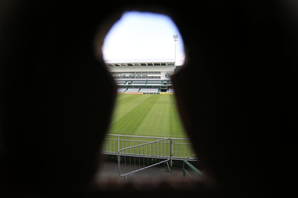Punido por confusão envolvendo torcedores do Sport, o Coritiba encara o Santos no Couto Pereira sem a presença da torcida. | Ivonaldo Alexandre/Gazeta do Povo