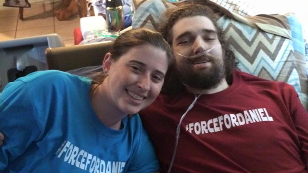 Daniel Fleetwood ao lado da mulher, Ashley | Reprodução/Facebook
