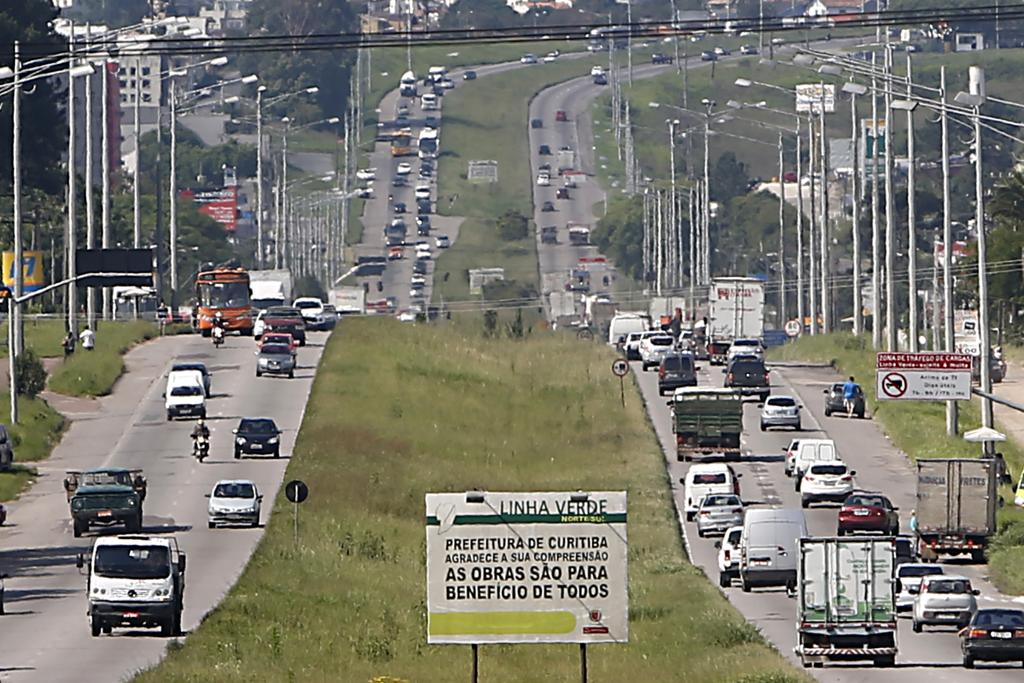 Sem dinheiro, obras no trecho norte da Linha Verde seguem em ritmo lento | Albari Rosa / Gazeta do Povo