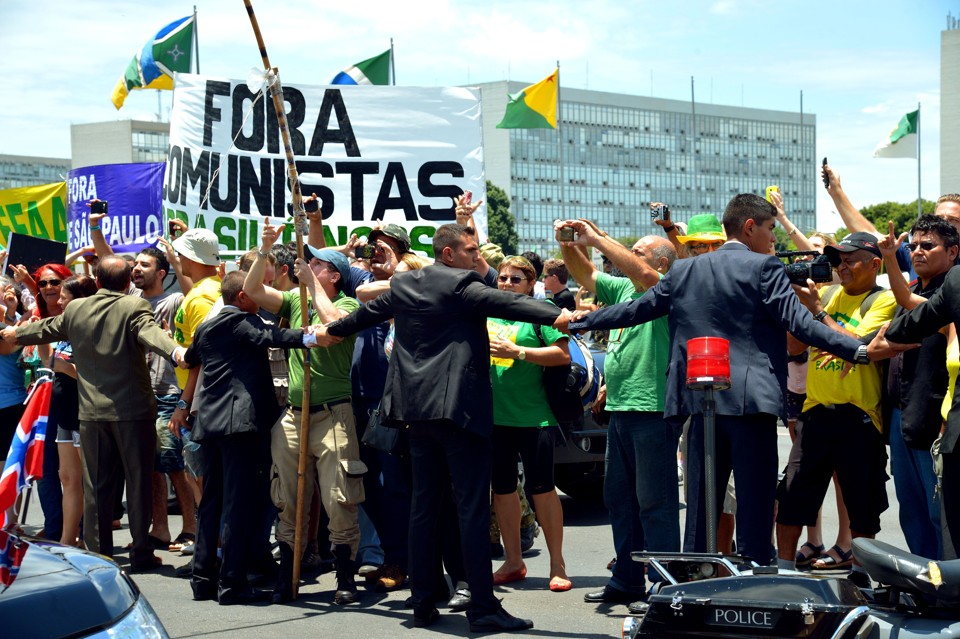 Ocorreu uma confusão no gramado onde o integrantes de grupos pro-impeachment estão acampado há quase um mês. Houve briga entre esses e o grupo que pede intervenção militar. | Antonio Cruz/Agência Brasil/