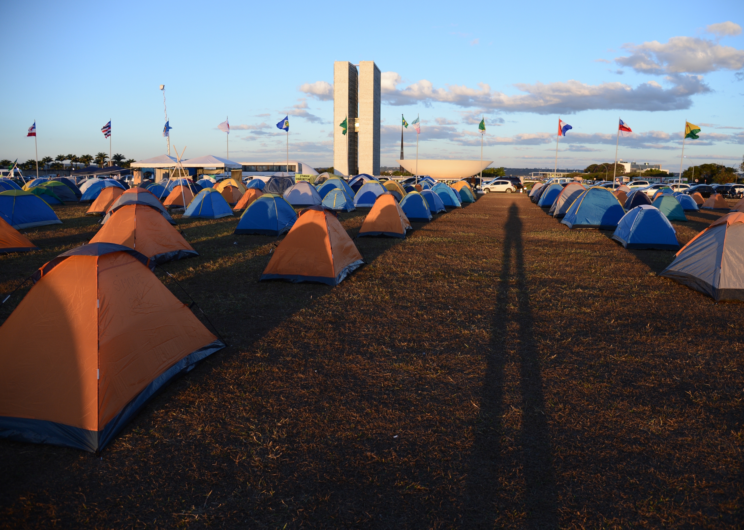 Desde o dia 21 de outubro, manifestantes do Movimento Brasil Livre (MBL) estão acampados no gramado em frente à Câmara. | /