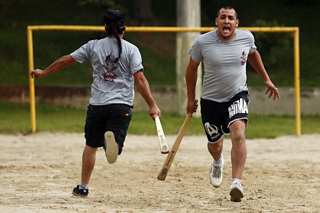 Campeonato Mundial de Bets realizado na Praça Menonitas no Boqueirão - na foto jogo da final masculina entre Arranca Lasca e Metalflex. - na foto os campeões Maicon Rodrigues e Aurio Fhymbeem | Albari Rosa/Gazeta do Povo