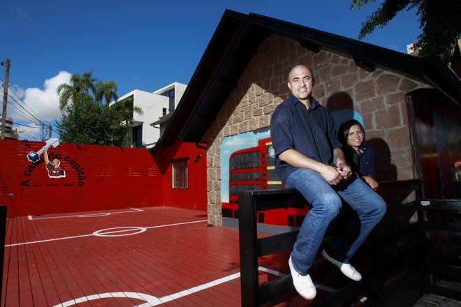 Nem e a esposa Eliana: apesar da abertura do bar, o capitão não bebe mais. | Daniel Castellano/Gazeta do Povo