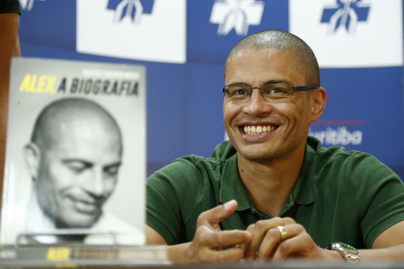 Alex durante lançamento de livro biográfico em Curitiba. | Hugo Harada/Gazeta do Povo