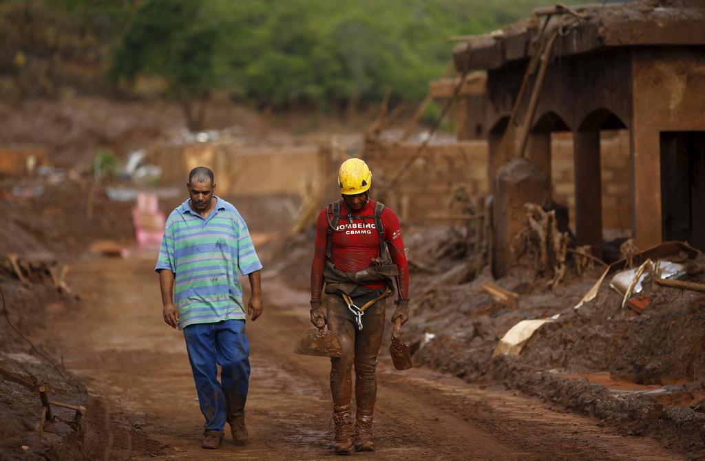 Bombeiro e morador retornam após ajudarem nas buscas por desaparecidos no distrito de Bento Rodrigues | RICARDO MORAES/REUTERS