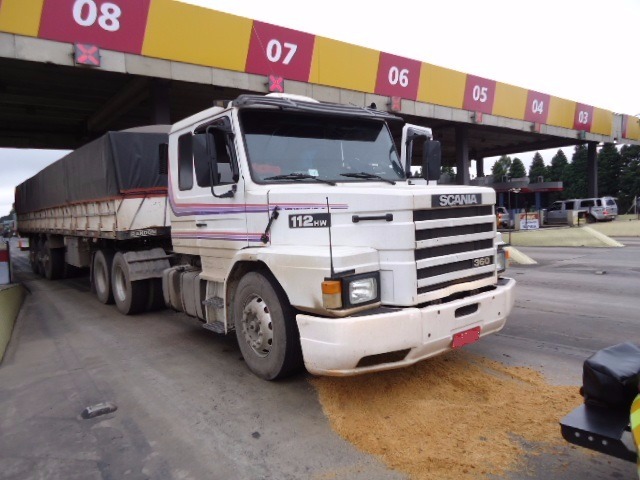 Caminhoneiro teria tentado passar pelo pedágio sem pagar | PRF/Divulgação