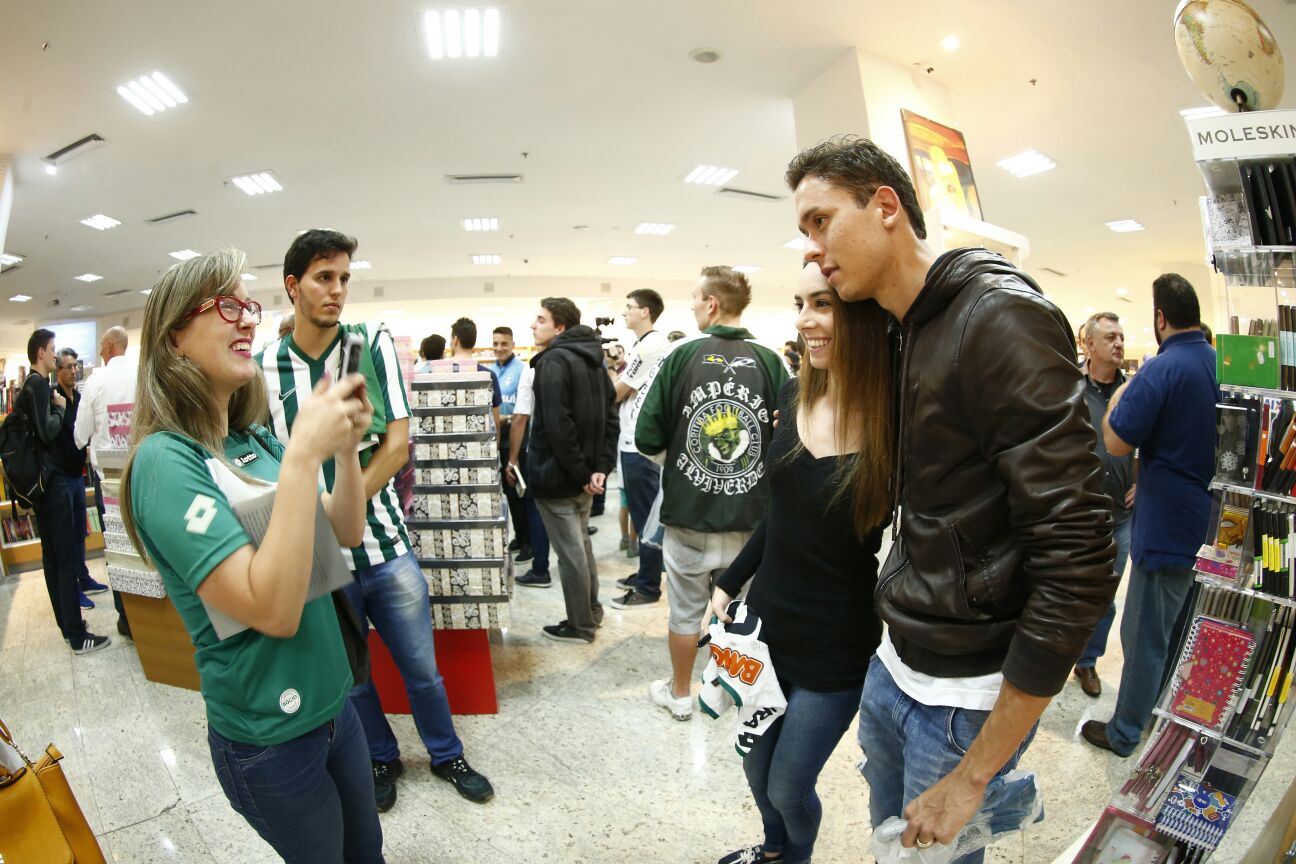 Keirrison durante evento de lançamento do livro de Alex. | Hugo Harada/Gazeta do Povo