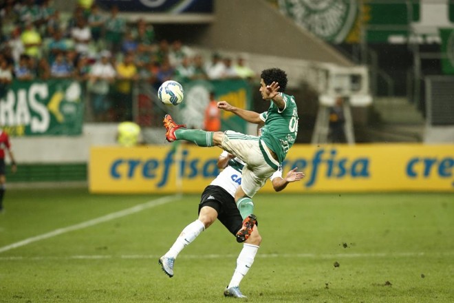 Marcação forte do Palmeiras. | Hugo Harada/Gazeta do Povo