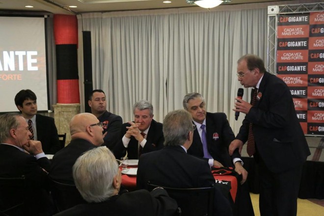 Sallim fala com a mesa das principais lideranças e simpatizantes da CapGigante | Pedro Serapio/Gazeta do Povo