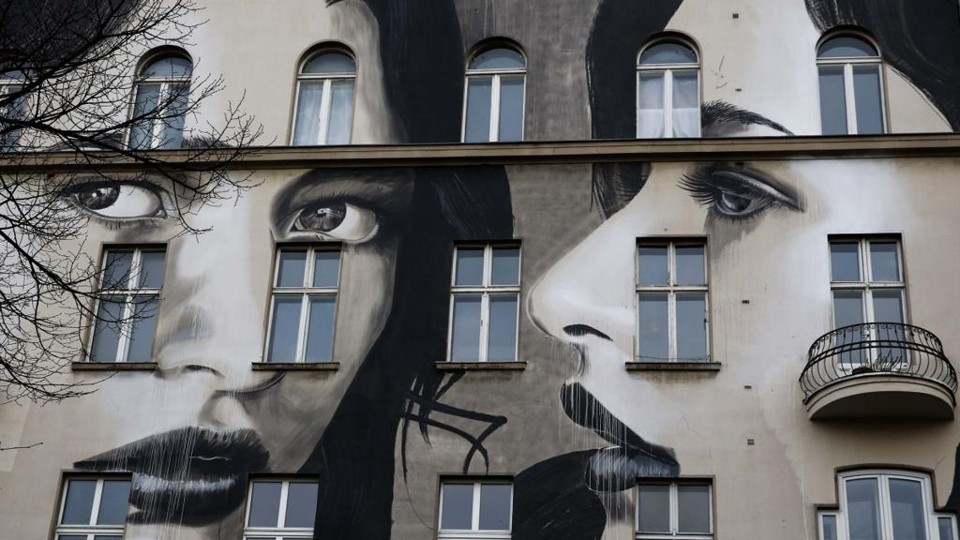 Mural retratando a modelo Teresa Oman em Berlim, fotografado em 2014: jovens do mundo todo continuam sonhando com a vida noturna da capital alemã. | Thomas Peter/Reuters