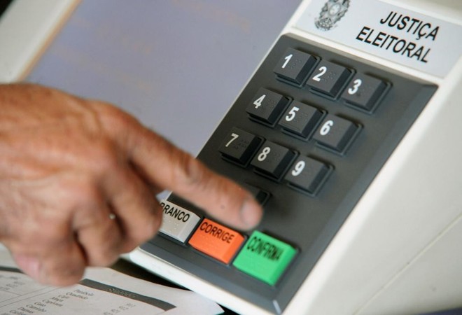 Urna eletrônica: agora votos serão impressos, mas não ficarão com o eleitor. | Elza Fiúza/Agência Brasil