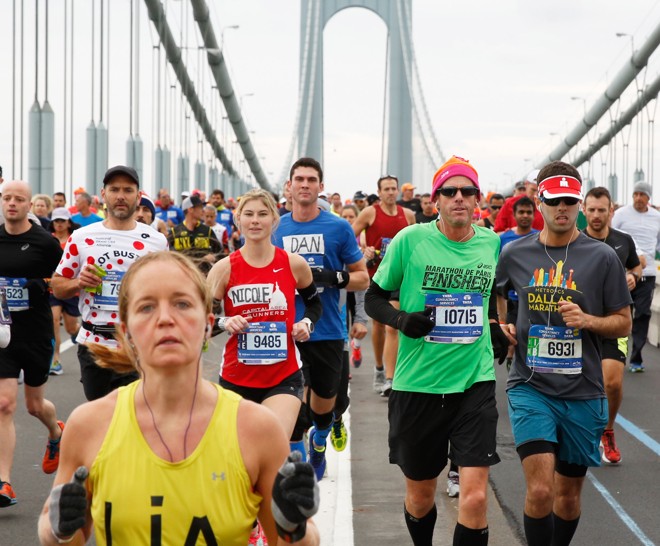 Corredores passam pela Ponte Verrazano-Narrows na Maratona de Nova York. | LUCAS JACKSON/REUTERS