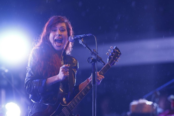 A roqueira Pitty embala o público da Boca Maldita, composto principalmente por jovens. | Hugo Harada/Gazeta do Povo