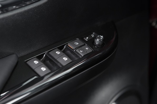 Vidros com dispositivo anti-esmagamento, travas e retrovisores elétricos estão disponíveis a partir da versão SR. | Malagrine/Toyota