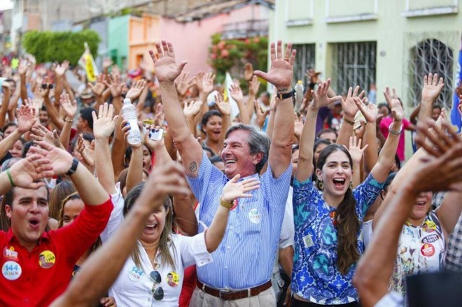 Fernando Collor: o senador e ex-presidente tem o nome da atual mulher tatuado no pulso e um outro símbolo desenhado na parte superior interna de um dos braços. | Divulgação