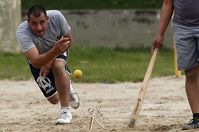 Campeonato Mundial de Bets realizado na Praça Menonitas no Boqueirão - na foto jogo da final masculina entre Arranca Lasca e Metalflex. - na foto os campeões Maicon Rodrigues e Aurio Fhymbeem | Albari Rosa/Gazeta do Povo